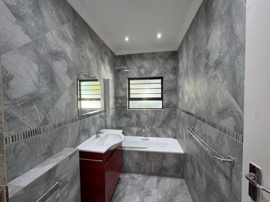 To Let 6 Bedroom Property for Rent in Table View Western Cape